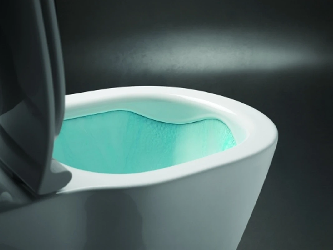 Безободковый унитаз с косым выпуском бывает